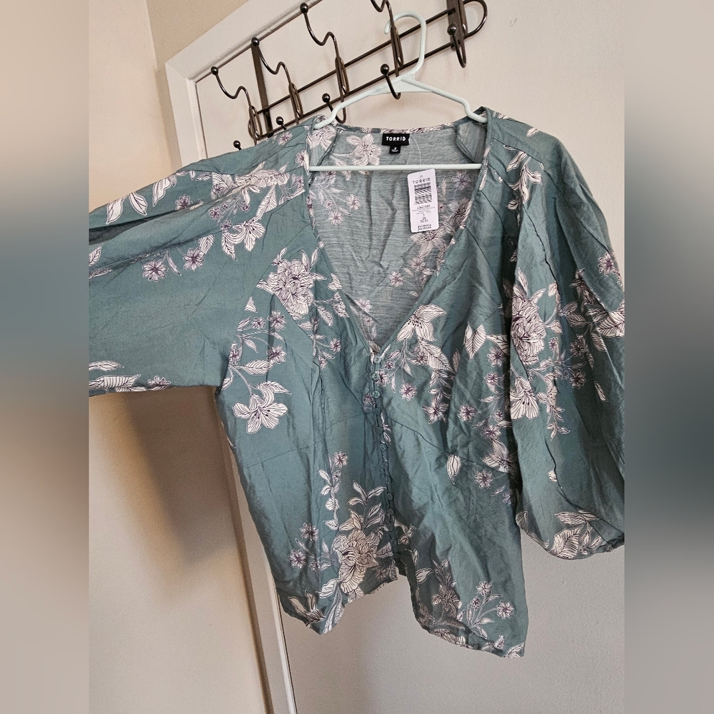 Floral Button-Down Blouse - Picture 4 of 7